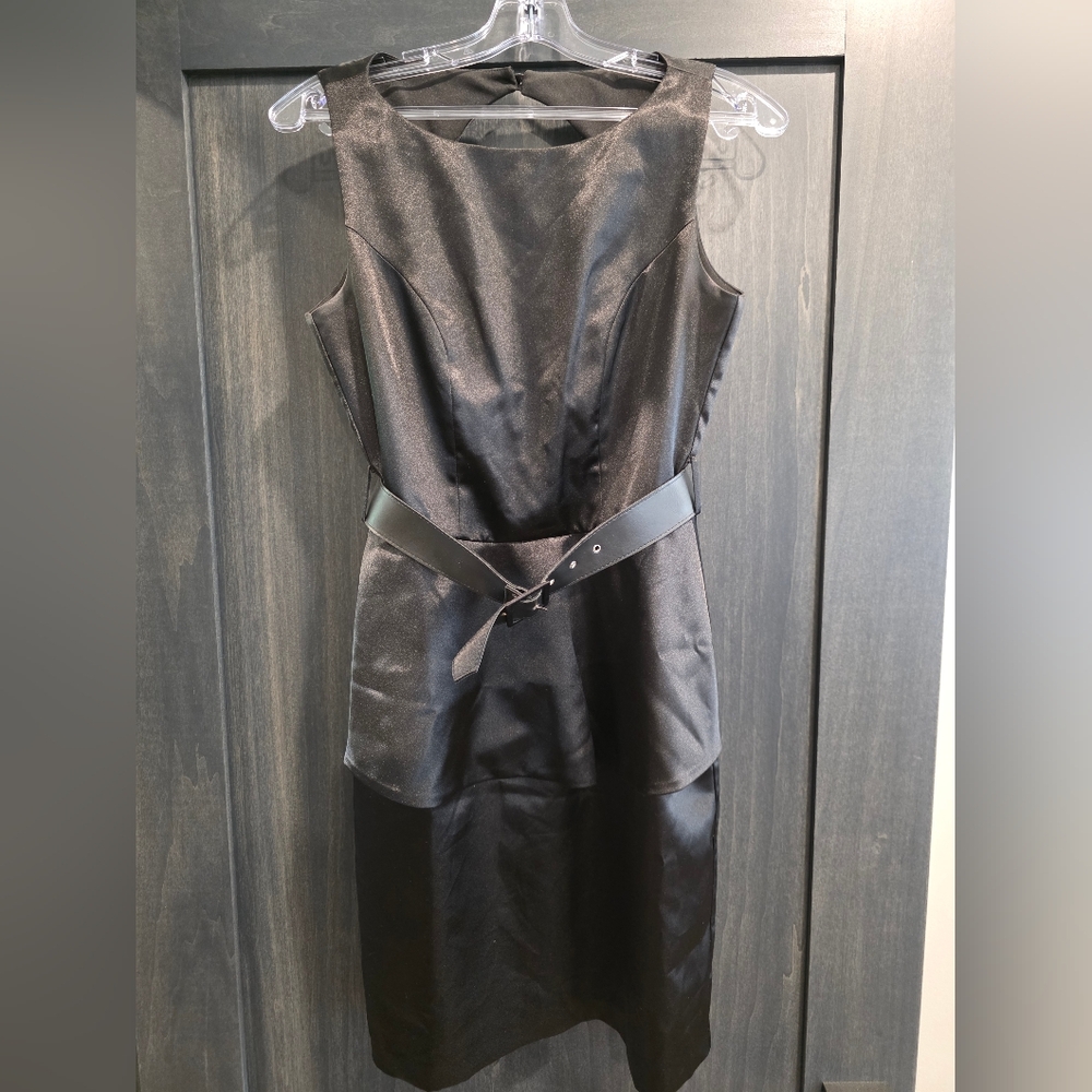Elegant Black Sleeveless Dress with Belt